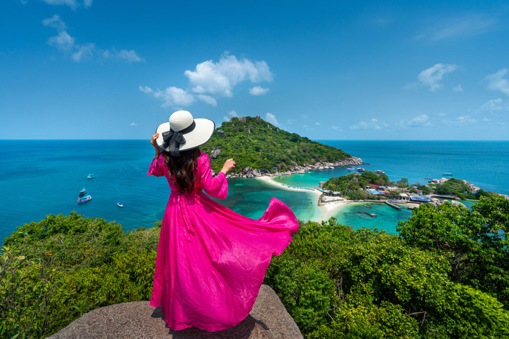 beautiful-girl-standing-viewpoint-koh-nangyuan-island-near-koh-tao-island-surat-thani-thailand