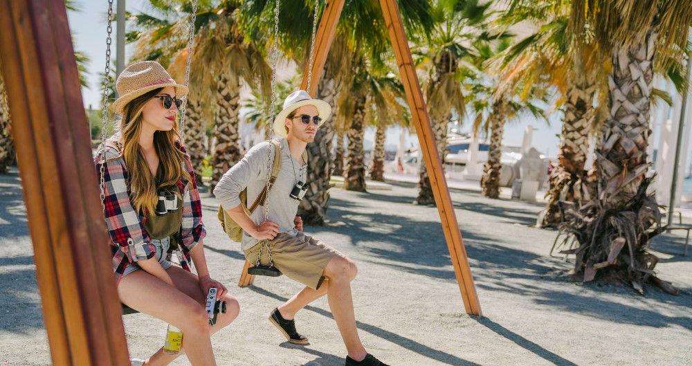 couple-tourists-swing 1